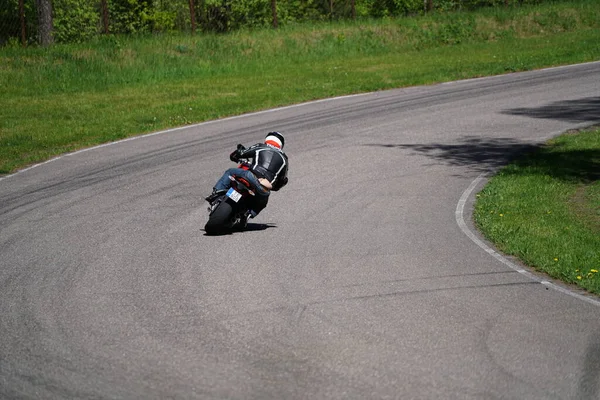 2020 Riga Letonia Motociclista Paseos Bicicleta Deportiva Por Carretera Asfalto — Foto de Stock