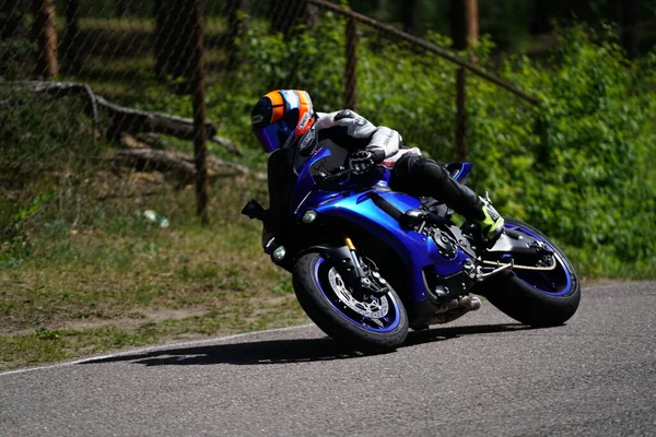 2020 Riga Letonia Motociclista Paseos Bicicleta Deportiva Por Carretera Asfalto —  Fotos de Stock