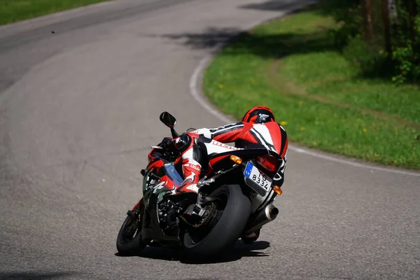 2020 Riga Latvia Motorcyclist Sport Bike Rides Empty Asphalt Road — Stock Photo, Image