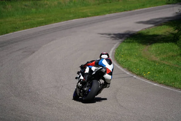 2020ラトビアのリガ空のアスファルトの道路でスポーツバイクの乗り物でオートバイ スポーツバイク — ストック写真