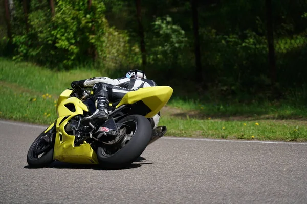 2020 Riga Lettonie Motocycliste Sur Route Asphaltée Vide Vélo Sport — Photo