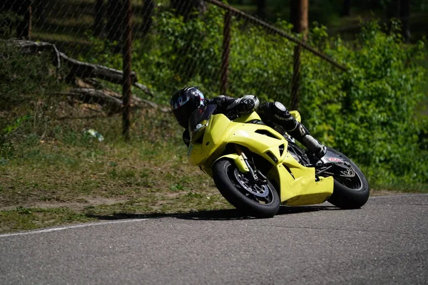 2020ラトビアのリガ空のアスファルトの道路でスポーツバイクの乗り物でオートバイ スポーツバイク — ストック写真