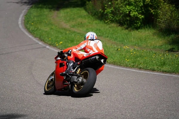 2020 Riga Lettonie Motocycliste Sur Route Asphaltée Vide Vélo Sport — Photo