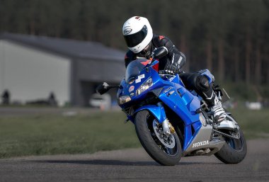 11-05-2020 Riga, Letonya motosikletçisi boş asfalt yolundaki spor bisikletlerinde. spor bisikleti.