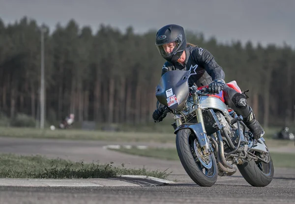2020 Ryga Łotwa Motocyklista Rowerze Sportowym Jeździ Pustą Asfaltową Drogą — Zdjęcie stockowe