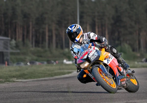 2020 Riga Letónia Motociclista Passeios Bicicleta Desportiva Por Estrada Asfalto — Fotografia de Stock