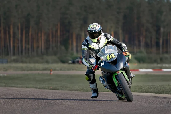 2020ラトビアのリガ空のアスファルトの道路でスポーツバイクの乗り物でオートバイ スポーツバイク — ストック写真