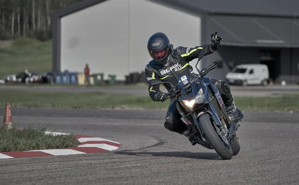 2020 Riga Letónia Motociclista Passeios Bicicleta Desportiva Por Estrada Asfalto — Fotografia de Stock