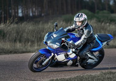11-05-2020 Riga, Letonya motosikletçisi boş asfalt yolundaki spor bisikletlerinde. spor bisikleti.