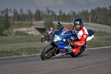 11-05-2020 Riga, Letonya motosikletçisi boş asfalt yolundaki spor bisikletlerinde. spor bisikleti.