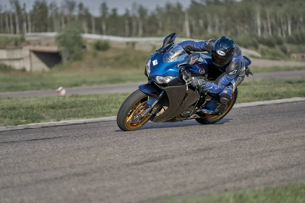 2020 Riga Lettland Motorcyklist Sportcykelturer Tom Asfalterad Väg Motionscykel — Stockfoto