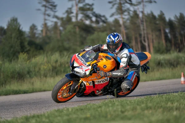 2020 Riga Letónia Motociclista Passeios Bicicleta Desportiva Por Estrada Asfalto — Fotografia de Stock