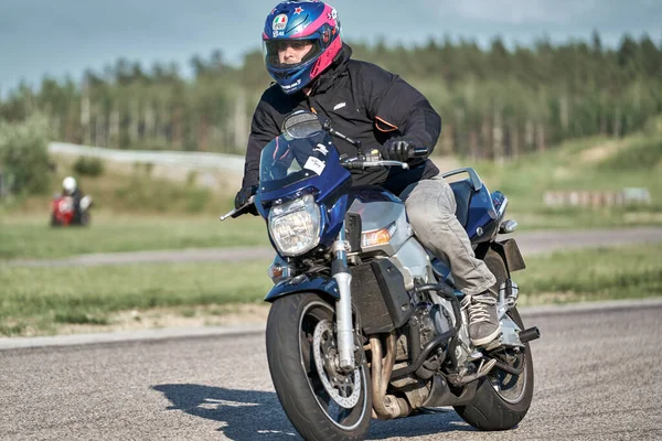 2020 Riga Lettonie Motocycliste Sur Route Asphaltée Vide Vélo Sport — Photo