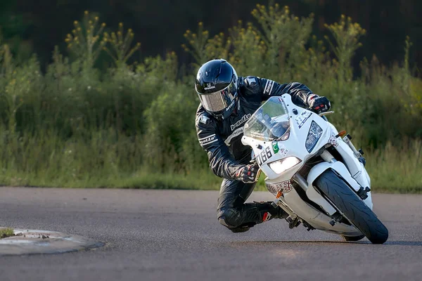 2020 Riga Lotyšsko Motocyklista Sportovních Kolech Jezdí Prázdné Asfaltové Silnici — Stock fotografie