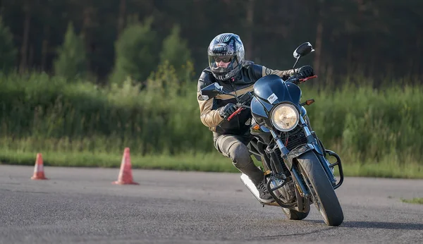 2020年里加 拉托维亚摩托车手 在空旷的沥青路面上骑摩托车 运动自行车 — 图库照片