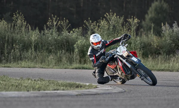 2020年里加 拉托维亚摩托车手 在空旷的沥青路面上骑摩托车 运动自行车 — 图库照片