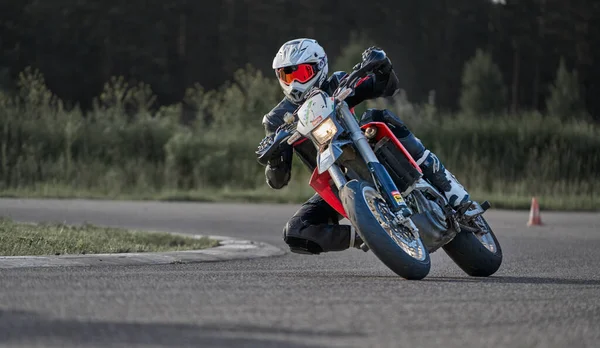 2020 Riga Lotyšsko Motocyklista Sportovních Kolech Jezdí Prázdné Asfaltové Silnici — Stock fotografie