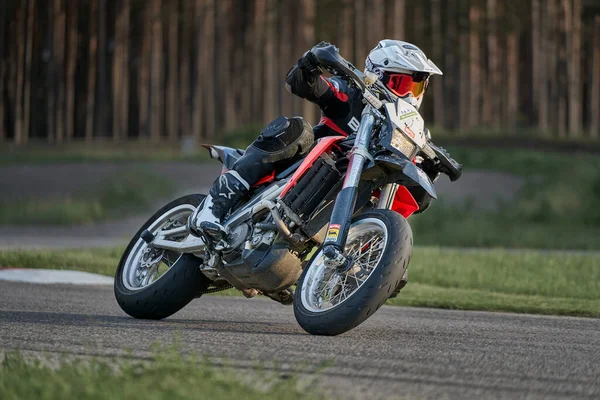 2020 Riga Letland Motorrijder Bij Sport Fietstochten Lege Asfaltweg Sportfiets — Stockfoto