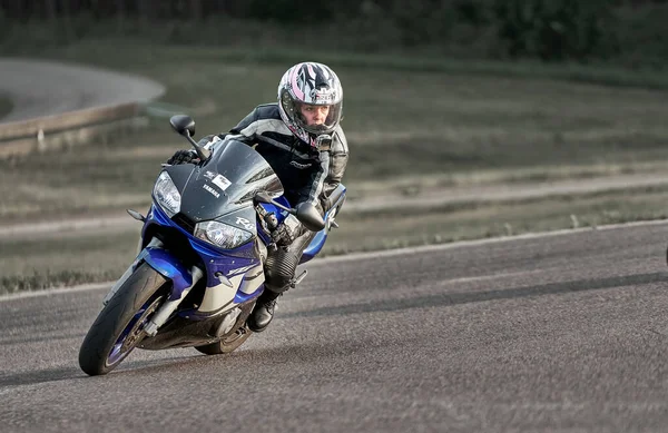 2020 Riga Letónia Motociclista Passeios Bicicleta Desportiva Por Estrada Asfalto — Fotografia de Stock