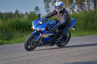 11-05-2020 Riga, Letonya motosikletçisi boş asfalt yolundaki spor bisikletlerinde. spor bisikleti.