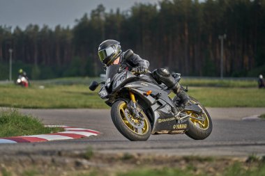 11-05-2020 Riga, Letonya motosikletçisi boş asfalt yolundaki spor bisikletlerinde. spor bisikleti.