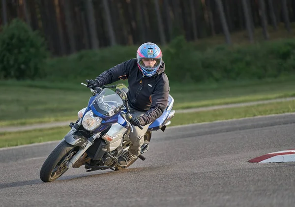 2020 Riga Lotyšsko Motocyklista Sportovních Kolech Jezdí Prázdné Asfaltové Silnici — Stock fotografie