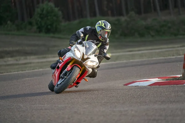 2020 Riga Letónia Motociclista Passeios Bicicleta Desportiva Por Estrada Asfalto — Fotografia de Stock