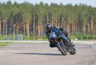 12-06-2020 Riga, Letonya. Yüksek hızda yarış pistinde hızlı motosiklet yarışı. Ağır resim düzenleme ile birleşik resim