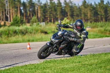 11-05-2020 Riga, Letonya. Yarış pistinde hız yapan motorsikletli bir yarış pisti var..