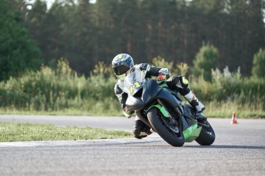 11-05-2020 Riga, Letonya. Yarış pistinde hız yapan motorsikletli bir yarış pisti var..