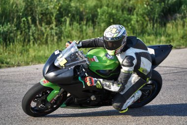 11-05-2020 Riga, Letonya. Yarış pistinde hız yapan motorsikletli bir yarış pisti var..