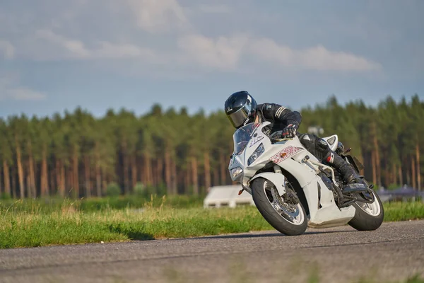 2020 Ryga Łotwa Motocyklista Białym Hełmie Bieg Wyścigowy Dużą Prędkością — Zdjęcie stockowe
