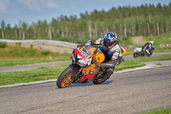 2020 Riga Letland Racefiets Rijder Leunend Een Snelle Hoek Track — Stockfoto