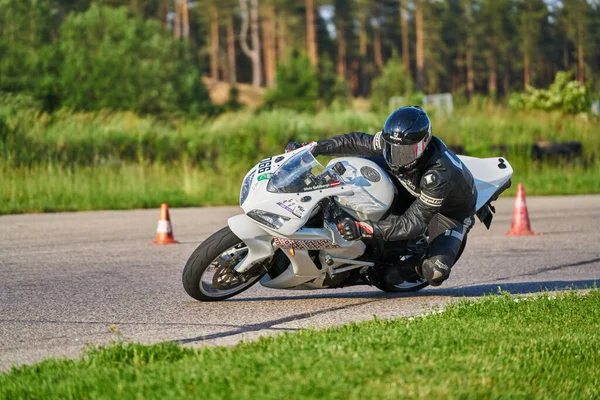 2020 Riga Letónia Motociclista Circuito Corrida Acelerando Torno Uma Esquina — Fotografia de Stock