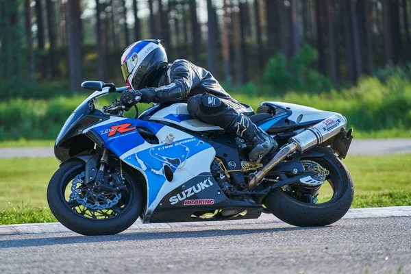 2020年 拉脱维亚里加 赛车场上的摩托车手绕着拐角处疾驰 后面有一个赛车场路缘 — 图库照片