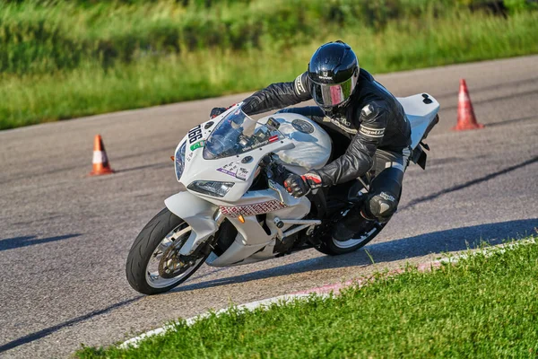 2020年 拉脱维亚里加 赛车场上的摩托车手绕着拐角处疾驰 后面有一个赛车场路缘 — 图库照片