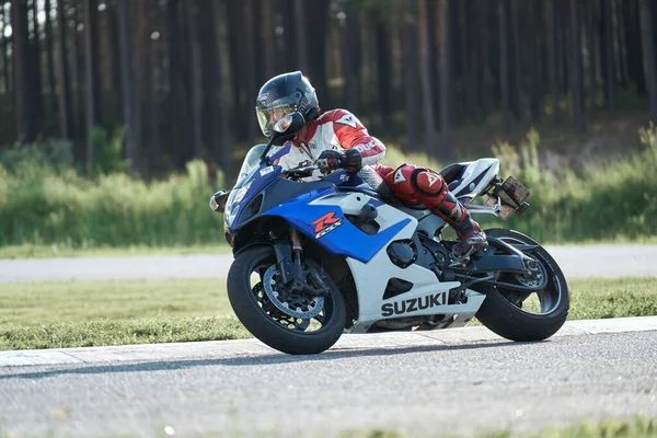 2020 Riga Letónia Motociclista Circuito Corrida Acelerando Torno Uma Esquina — Fotografia de Stock