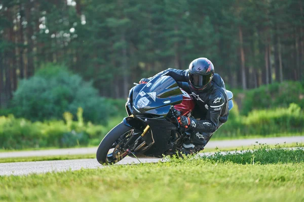 2020 Riga Letónia Motociclista Circuito Corrida Acelerando Torno Uma Esquina — Fotografia de Stock