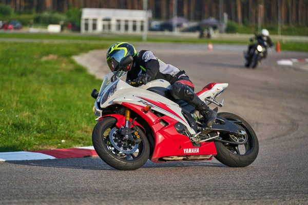 2020 Riga Letónia Motociclista Circuito Corrida Acelerando Torno Uma Esquina — Fotografia de Stock