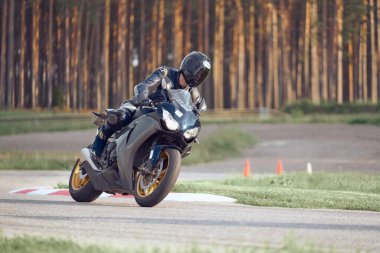11-05-2020 Riga, Letonya. Yarış pistinde hız yapan motorsikletli bir yarış pisti var..