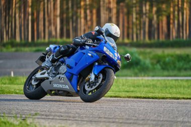 11-05-2020 Riga, Letonya. Yarış pistinde hız yapan motorsikletli bir yarış pisti var..