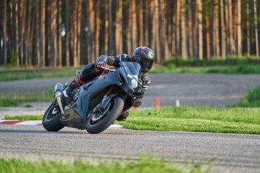 11-05-2020 Riga, Letonya. Yarış pistinde hız yapan motorsikletli bir yarış pisti var..