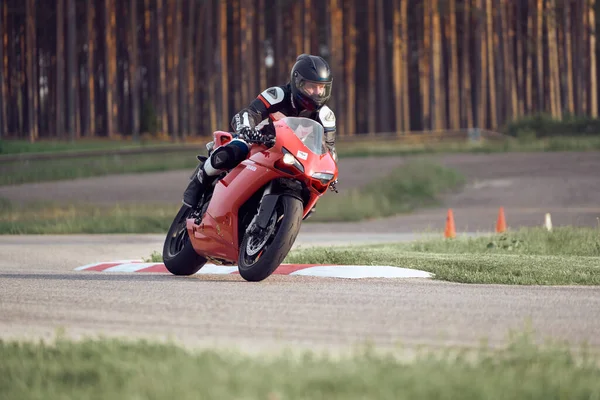 2020 Riga Letónia Motociclista Circuito Corrida Acelerando Torno Uma Esquina — Fotografia de Stock