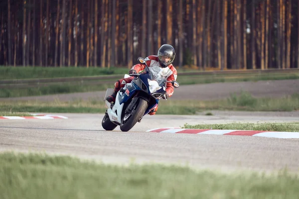 2020 Riga Letonya Yarış Pistinde Hız Yapan Motorsikletli Bir Yarış — Stok fotoğraf