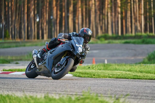 2020 Рига Латвія Мотоцикл Гоночному Колі Прискорюється Навколо Кута Біговою — стокове фото