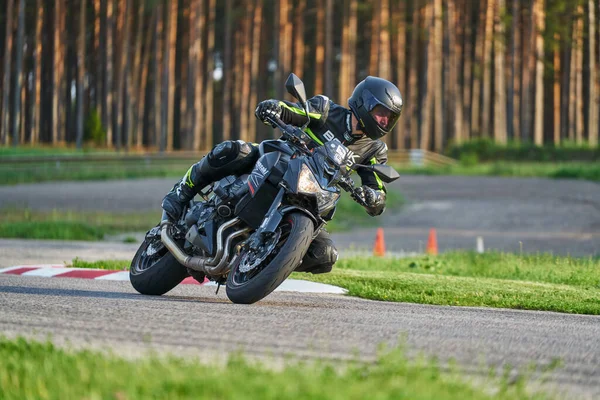 2020 Riga Letónia Motociclista Circuito Corrida Acelerando Torno Uma Esquina — Fotografia de Stock