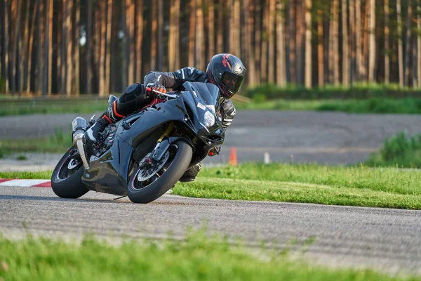 2020 Riga Letonya Yarış Pistinde Hız Yapan Motorsikletli Bir Yarış — Stok fotoğraf