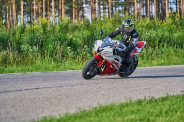 11-05-2020 Riga, Letonya. Yarış pistinde hız yapan motorsikletli bir yarış pisti var..