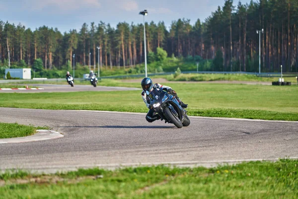 2020年5月11日 ラトビア レースサーキット上のモーターバイカーは後ろのレースサーキットカーブでコーナーを回ってスピードアップ — ストック写真