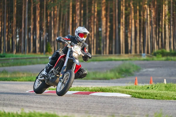 2020年5月11日 ラトビア バイクに乗ってる男だ オートバイツアーで空の道を走るのが楽しい 個々のテキストのコピースペースは — ストック写真
